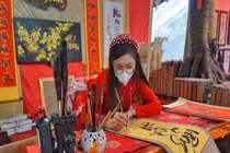 'Cô đồ' xinh đẹp mê viết thư pháp, vẽ tranh thủy mặc