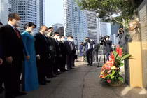 Chủ tịch nước dâng hoa tượng đài Chủ tịch Hồ Chí Minh ở Singapore