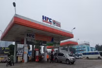 Muốn ghìm giữ giá xăng dầu, phải tính giảm thuế phí