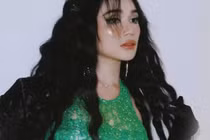 Sĩ Thanh tung bộ ảnh diện đồ hở bạo, nhan sắc "lão hóa ngược"