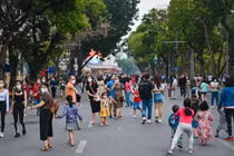 Phố đi bộ bên hồ Gươm đông đúc chiều cuối tuần