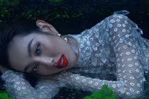 Thùy Tiên quyến rũ với váy xuyên thấu, thả dáng trong hồ nước