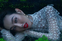 Thùy Tiên quyến rũ với váy xuyên thấu, thả dáng trong hồ nước