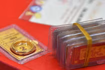 Giá vàng hôm nay 25/7: Nhiều rủi ro, giữ chặt tiền và nghe ngóng