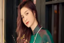 Hoa khôi Đại học Quốc gia Hà Nội duyên dáng trong tà áo dài xuống phố