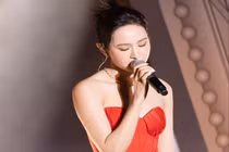 Ai hỗ trợ cho sự trở lại gây tranh cãi của Hiền Hồ, Jack?