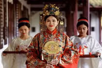 Nữ sinh kiếm bộn tiền nhờ làm phù dâu, kiếm được bạn trai ở đám cưới