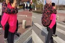 Con dâu 65 tuổi cõng mẹ chồng 95 tuổi chơi tết gây sốt mạng