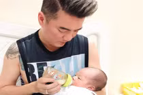 Đàm Vĩnh Hưng khoe ảnh chăm con nhỏ, chuẩn “ông bố đảm đang“