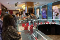 Giá vàng hôm nay 1/5: Vàng thế giới giảm, trong nước tăng