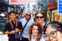 Bạn trẻ làm hướng dẫn viên miễn phí, đưa khách Tây ăn bún chả, lang thang phố cổ Hà Nội