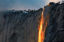 Đâu thể vì Covid-19 mà bỏ lỡ siêu trăng máu hay thác lửa ở California