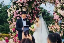 Hot nhất trong ngày: Hyun Bin trao nhẫn cho Son Ye Jin trong hôn lễ