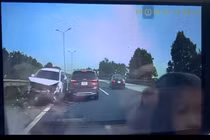 Thót tim ô tô mất lái, đâm nát đầu xe khác trên cao tốc 