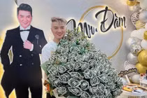 Đàm Vĩnh Hưng khoe bó hoa "khủng" kết bằng đô la do fan tặng