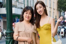 Hoa hậu Mỹ Linh dạo phố cùng mẹ, nhan sắc có lép vế?