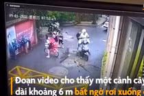Video: Cành cây rơi xuống đường đâm thủng cốp xe tay ga