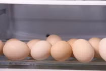 Để trứng trong tủ lạnh thế này dễ hư, nhiều người làm sai cách