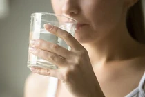 Với 1 cốc nước, chuyên gia chỉ bạn cách phát hiện bệnh tuyến giáp