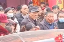 Cô dâu ngồi lì trên xe hoa vì 240 triệu khiến bố chú rể bật khóc