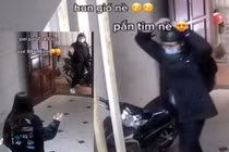 Video: Tình yêu thời COVID-19 của cặp đôi trẻ “đốn tim” dân mạng