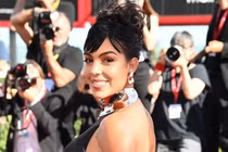 Bạn gái Cristiano Ronaldo dự thảm đỏ Venice 2022