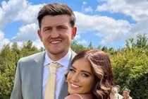 Chuyện kể độc đáo về mối tình 11 năm của cầu thủ Maguire và vợ