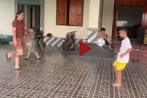 Video: Hai mẹ con trổ tài tâng bóng siêu đỉnh khiến cộng đồng mạng trầm trồ