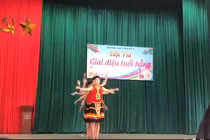 Video: “Cười ngất” tiết mục múa của 8 nam sinh Ninh Bình 