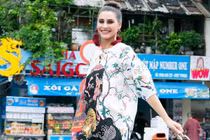 Hoa hậu có vẻ đẹp vượt thời gian tới chợ Bến Thành