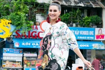 Hoa hậu có vẻ đẹp vượt thời gian tới chợ Bến Thành