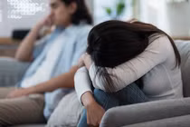 Bóc phong bì cưới giúp chồng, tôi khóc thét với thứ bên trong 