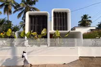 Độc đáo nhà hình... điện thoại di động, dùng cửa chớp trục xoay để thông gió