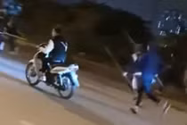 Hàng trăm “trẻ trâu” vác hung khí hỗn chiến trong đêm