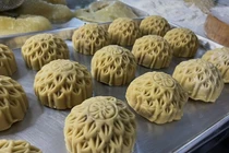 Bánh trung thu vi cá 3,5 triệu đồng, phải đặt trước mới làm