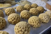 Bánh trung thu vi cá 3,5 triệu đồng, phải đặt trước mới làm