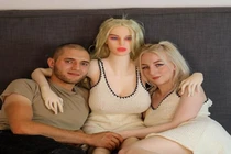 Mệt vì bạn trai ham muốn cao, cô gái đối phó khó ngờ