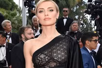 Cannes 2022 ngày 2: Người mẫu 9X lấp ló nội y dưới đèn flash