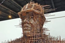 Chàng trai làm tác phẩm tốt nghiệp bằng thép nặng 700 kg để tri ân cha