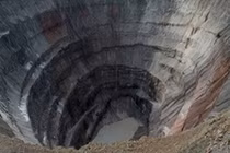 Bí ẩn mỏ kim cương sâu hoắm có thể hút cả trực thăng xuống đáy