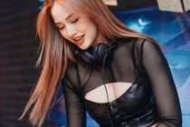 Gu ăn mặc nổi bật của hot DJ cổ vũ tuyển Tây Ban Nha 