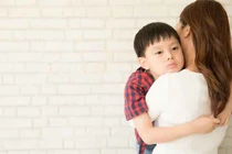 Nhìn con ăn bát mì tôm nở bung bét mà nước mắt tôi rơi 