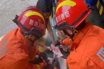 Cô gái cầu cứu nhờ phá két tiền, khi mở ra lính cứu hỏa liền 'choáng váng'