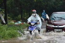 Đường Hà Nội thành sông và công trình chống ngập 10 năm không về đích