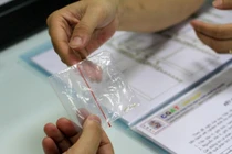 Đưa 3 người đàn ông đi xét nghiệm ADN vẫn chưa tìm ra bố 