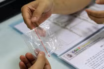 Đưa 3 người đàn ông đi xét nghiệm ADN vẫn chưa tìm ra bố 