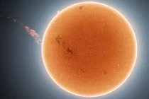 "Bắt quả tang" luồng plasma dài 1,6 triệu km phóng ra từ Mặt Trời