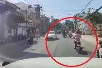 Video: Gặp nữ tài xế xi nhan ngược hướng, tài xế “kiên nhẫn”