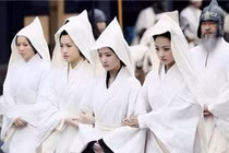 Tổ tiên dặn: “Dù đói đến đâu cũng đừng ăn đồ cúng ở mộ“