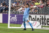 Video: Thủ môn ghi bàn từ vùng cấm đội nhà ở giây 26